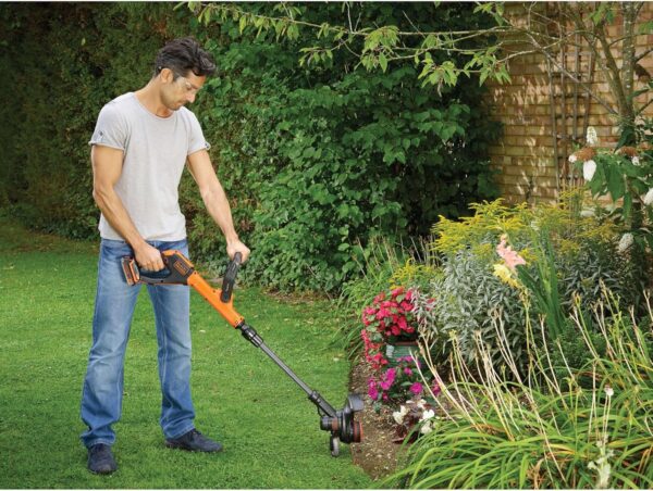 BLACK+DECKER String Grass Trimmer,Cordless, 28cm Cutting Width, Automatic Single Line Feed, 18V Lithium-Ion, 2.0Ah Battery Included, Interchangeable battery, STC1820PC-GB - Image 3