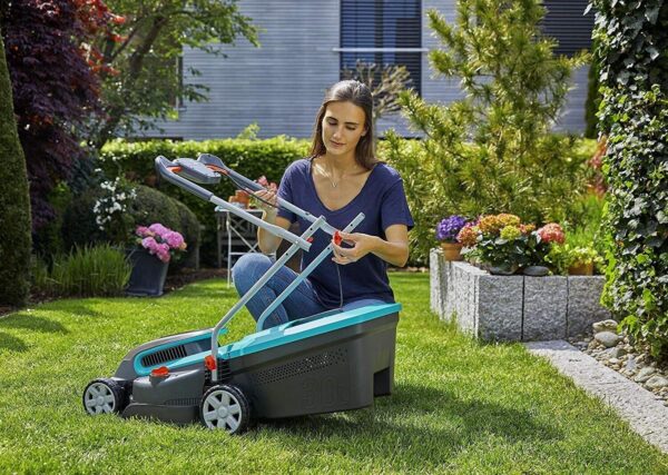 GARDENA Battery Lawnmower PowerMax 32/36V P4A Ready-to-use: Lawnmower for lawns up to 200 m², 32 cm Cutting Width, 30 l Collector Volume, Cutting Height 20–60 mm, w/ 2 x 18 V P4A Batteries (14621-28) - Image 4
