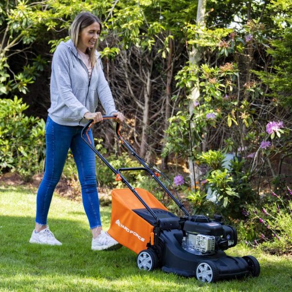 Yard Force 40cm Hand Push Petrol Lawnmower with 125cc Briggs and Stratton 300 Engine GMB40 - Image 4