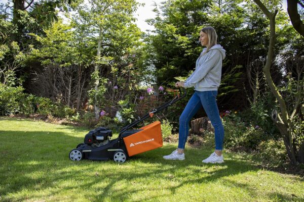 Yard Force 40cm Hand Push Petrol Lawnmower with 125cc Briggs and Stratton 300 Engine GMB40 - Image 5